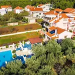 Dalmatina Mit Pool Fuer 4-1 Personen By Interhome Apartman