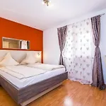 Dalmatina Mit Pool Fuer 4-1 Personen By Interhome زادار
