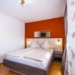 Dalmatina Mit Pool Fuer 4-1 Personen By Interhome Apartman *