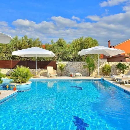 Dalmatina Mit Pool Fuer 4-1 Personen By Interhome ザダル