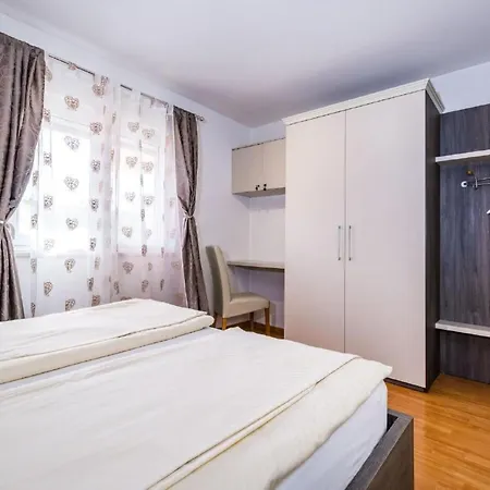 Dalmatina Mit Pool Fuer 4-1 Personen By Interhome Lägenhet Zadar